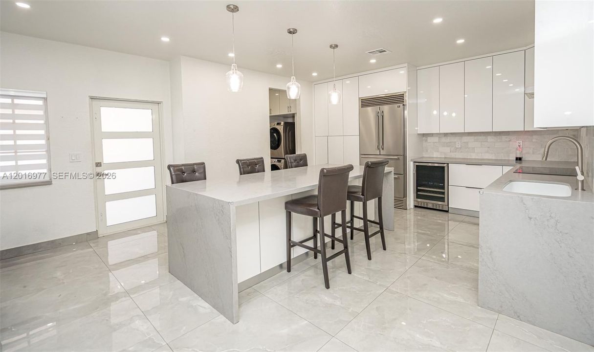 En Venta: $450,000 (4 camas, 2 baños, 1850 Pies cuadrados)