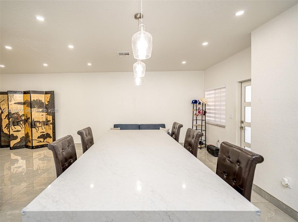En Venta: $450,000 (4 camas, 2 baños, 1850 Pies cuadrados)