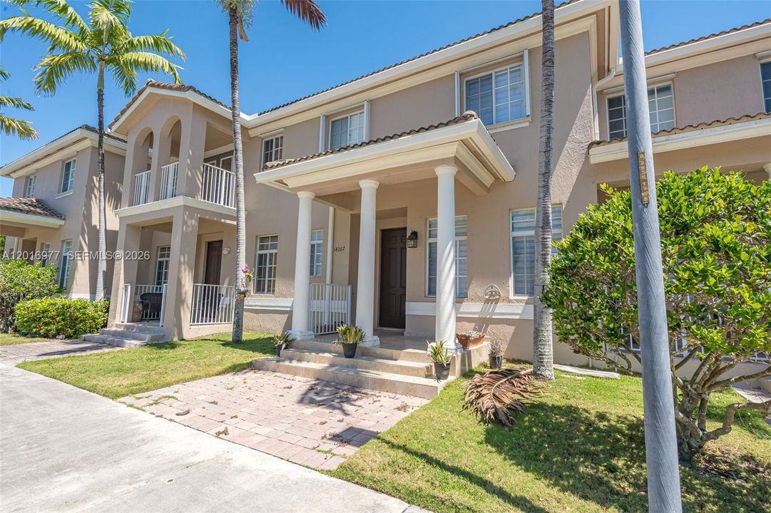En Venta: $450,000 (4 camas, 2 baños, 1850 Pies cuadrados)