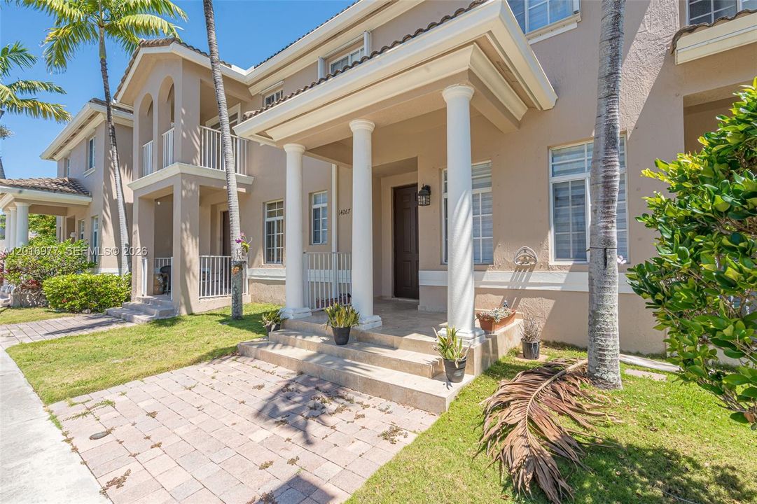 En Venta: $450,000 (4 camas, 2 baños, 1850 Pies cuadrados)