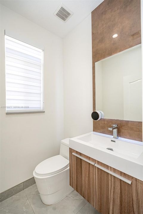 En Venta: $450,000 (4 camas, 2 baños, 1850 Pies cuadrados)
