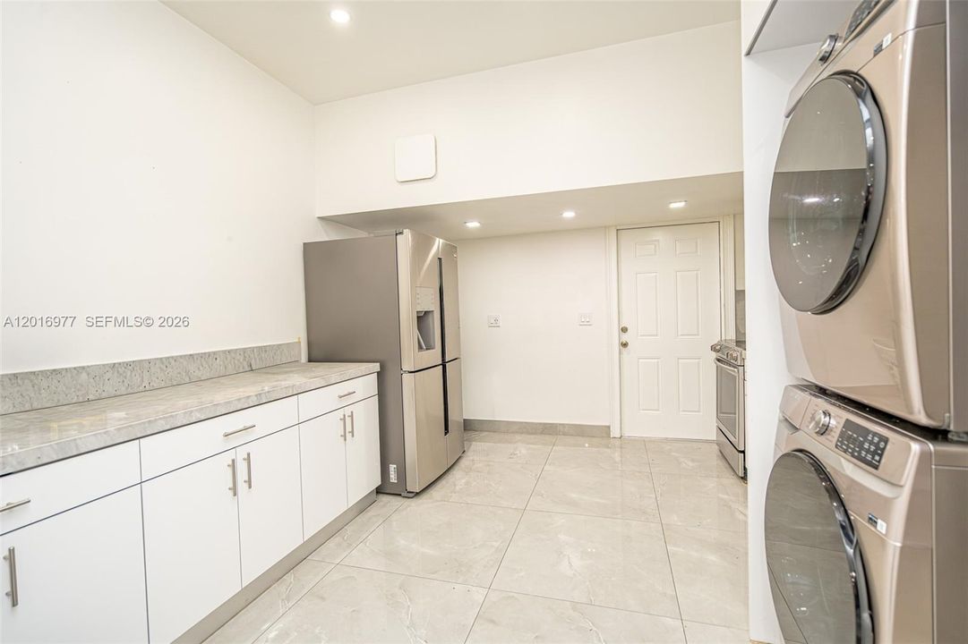 En Venta: $450,000 (4 camas, 2 baños, 1850 Pies cuadrados)