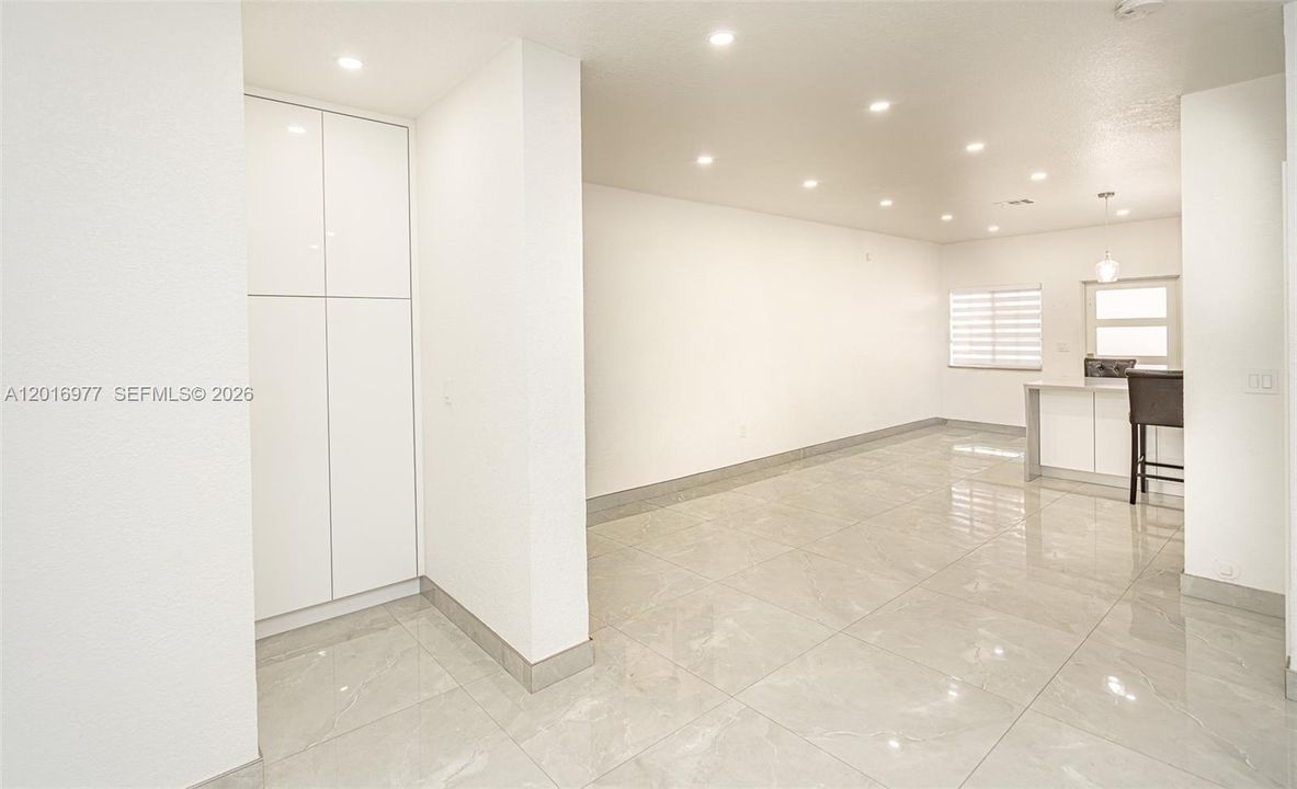 En Venta: $450,000 (4 camas, 2 baños, 1850 Pies cuadrados)