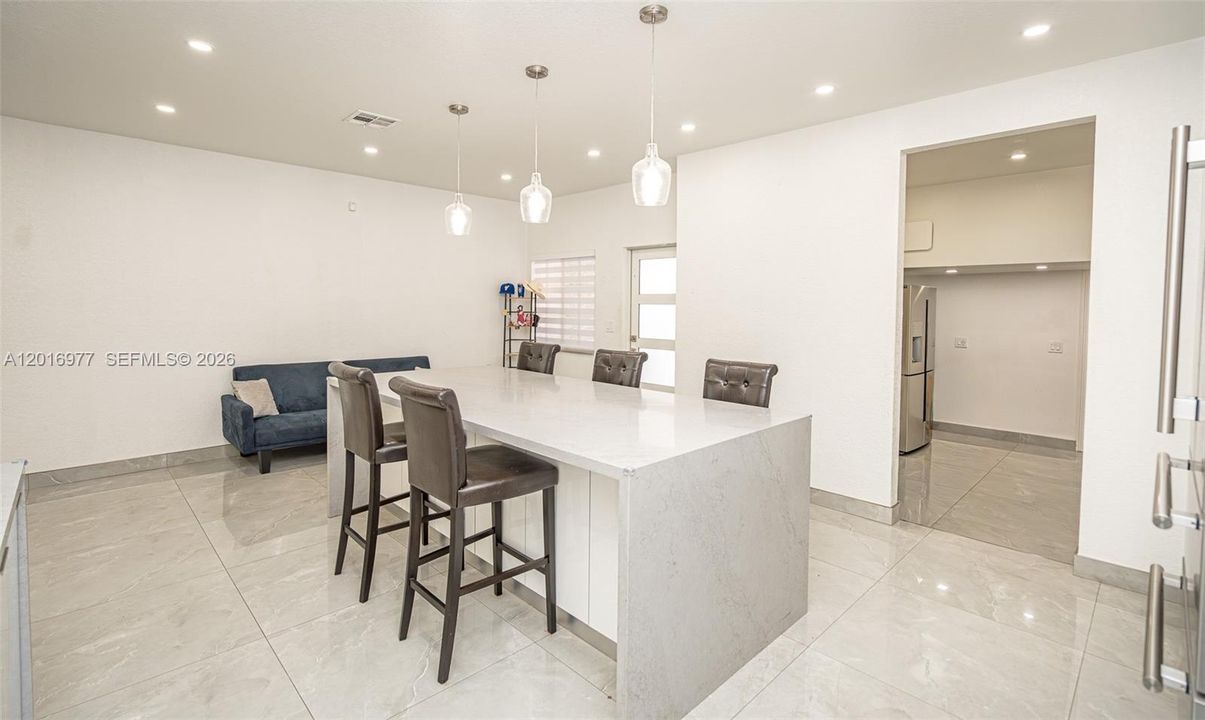 En Venta: $450,000 (4 camas, 2 baños, 1850 Pies cuadrados)