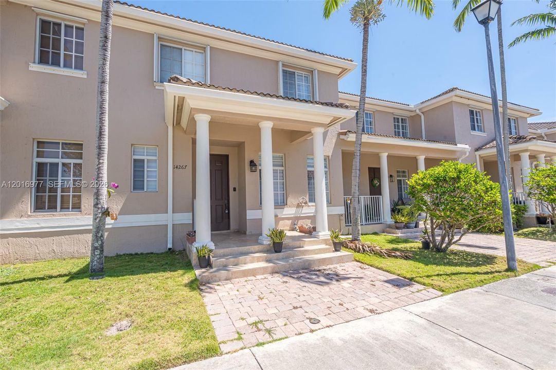 En Venta: $450,000 (4 camas, 2 baños, 1850 Pies cuadrados)