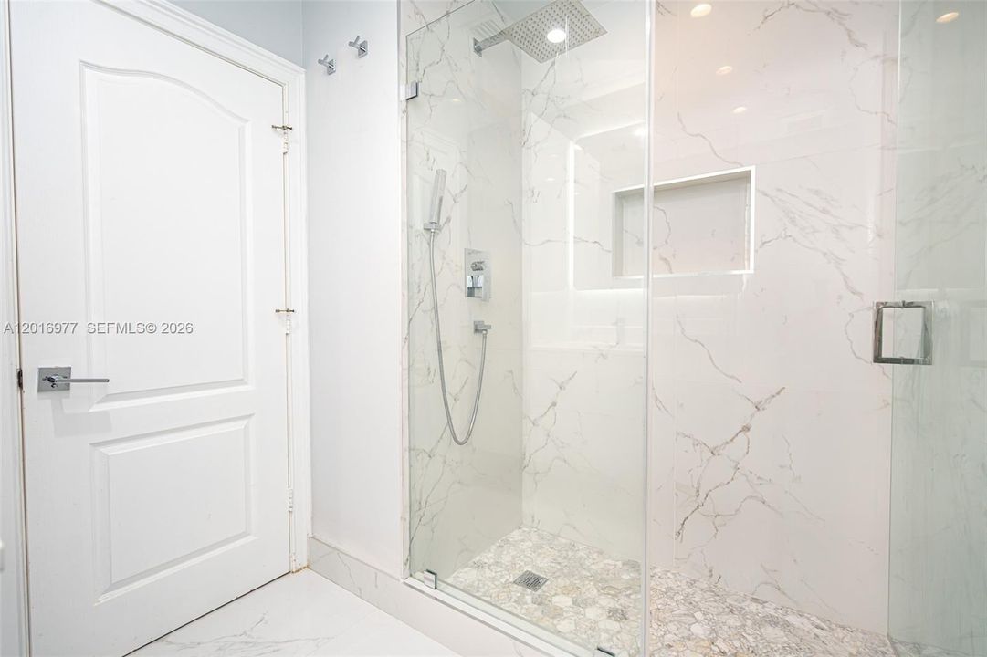 En Venta: $450,000 (4 camas, 2 baños, 1850 Pies cuadrados)
