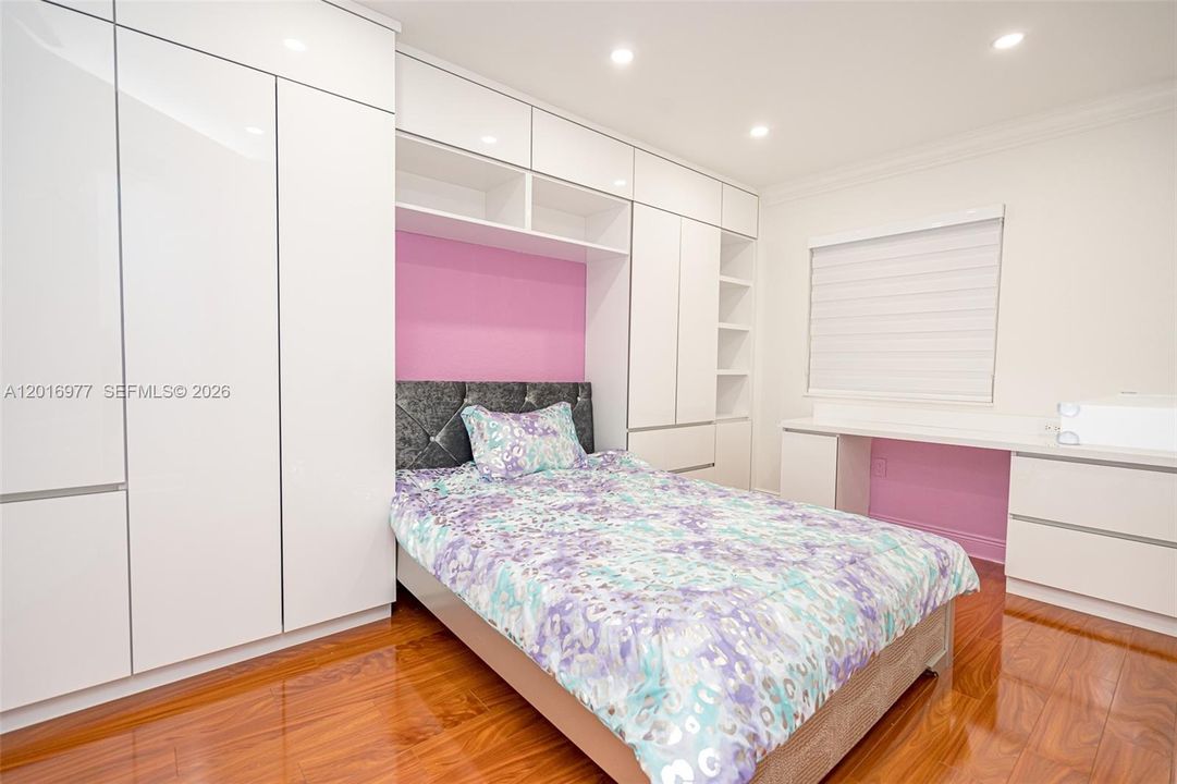 En Venta: $450,000 (4 camas, 2 baños, 1850 Pies cuadrados)