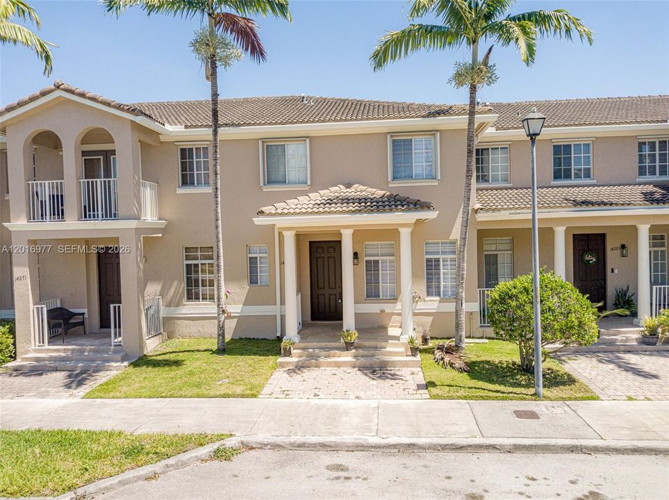 En Venta: $450,000 (4 camas, 2 baños, 1850 Pies cuadrados)