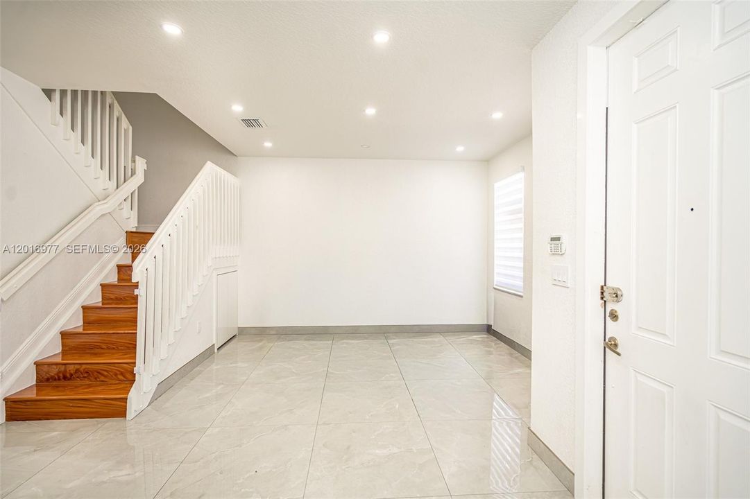 En Venta: $450,000 (4 camas, 2 baños, 1850 Pies cuadrados)