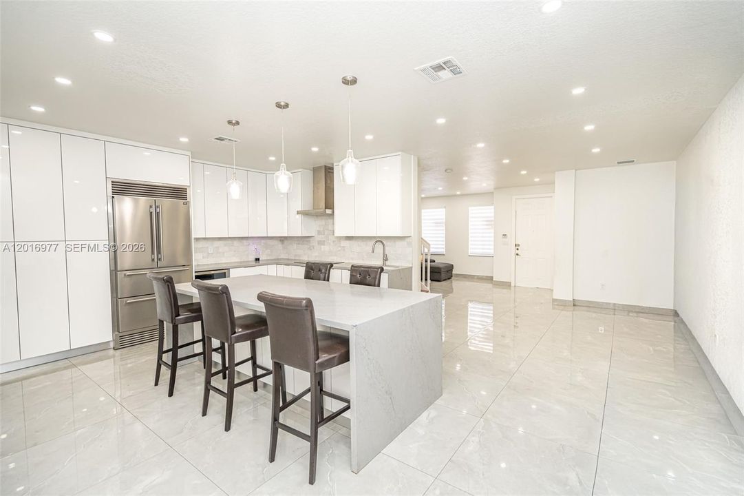 En Venta: $450,000 (4 camas, 2 baños, 1850 Pies cuadrados)