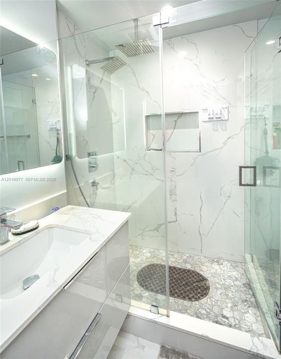 En Venta: $450,000 (4 camas, 2 baños, 1850 Pies cuadrados)