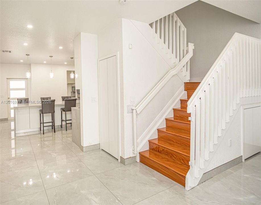 En Venta: $450,000 (4 camas, 2 baños, 1850 Pies cuadrados)