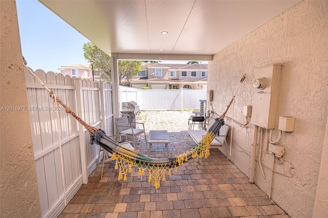 En Venta: $450,000 (4 camas, 2 baños, 1850 Pies cuadrados)