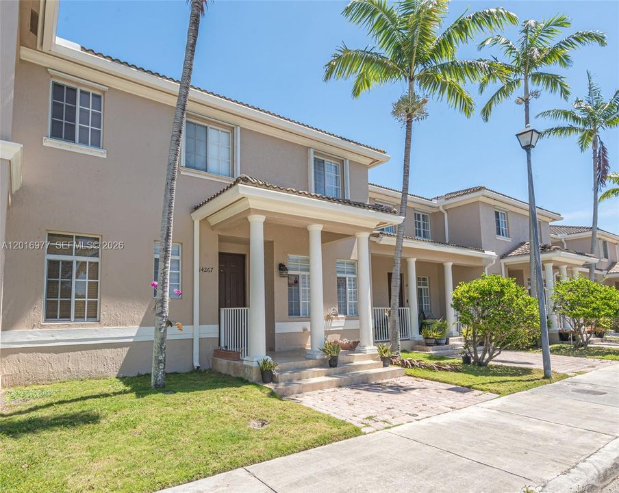 En Venta: $450,000 (4 camas, 2 baños, 1850 Pies cuadrados)