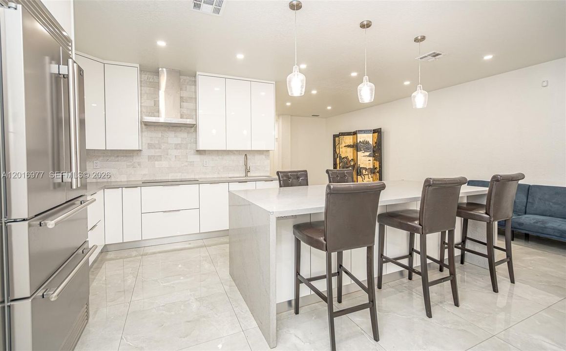 En Venta: $450,000 (4 camas, 2 baños, 1850 Pies cuadrados)