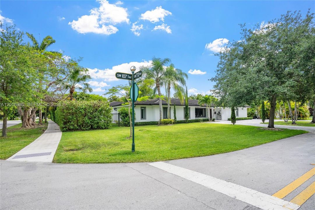 For Sale: $3,250,000 (5 beds, 5 baths, 3450 Square Feet)
