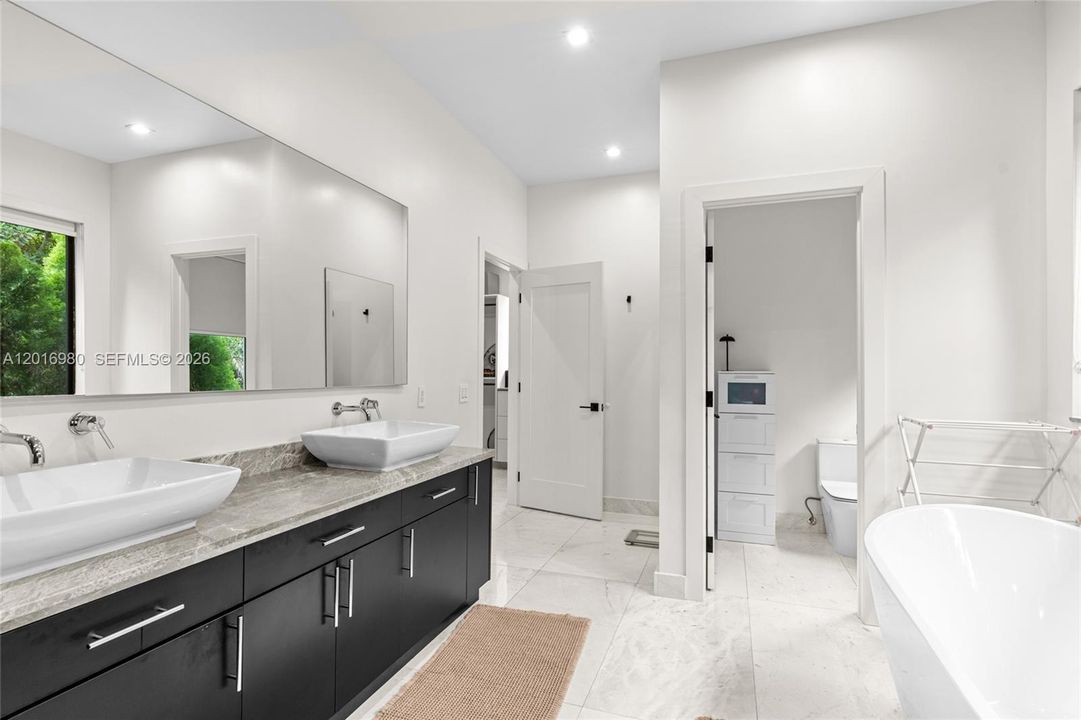 For Sale: $3,250,000 (5 beds, 5 baths, 3450 Square Feet)