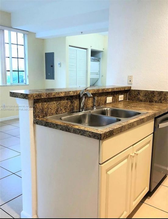 For Sale: $180,000 (2 beds, 2 baths, 837 Square Feet)