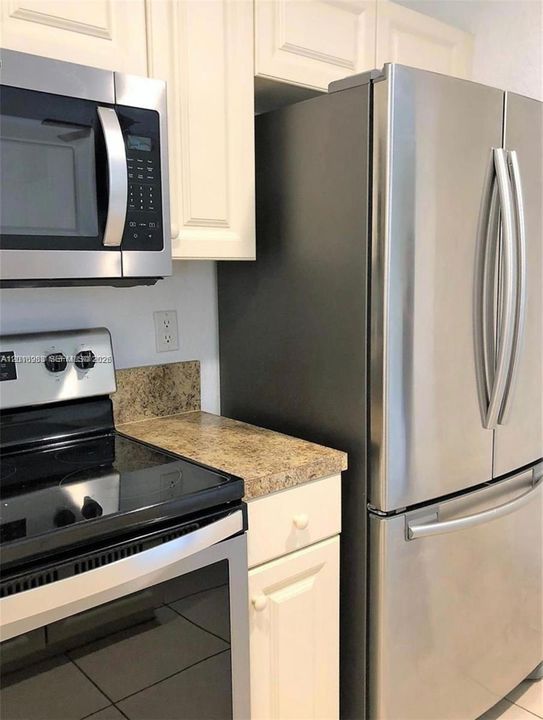 For Sale: $180,000 (2 beds, 2 baths, 837 Square Feet)