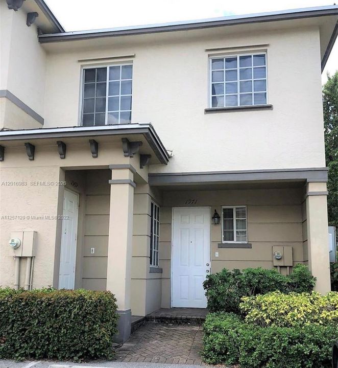 For Sale: $180,000 (2 beds, 2 baths, 837 Square Feet)