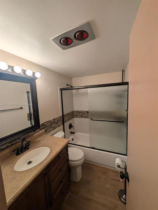 For Sale: $120,000 (1 beds, 1 baths, 702 Square Feet)