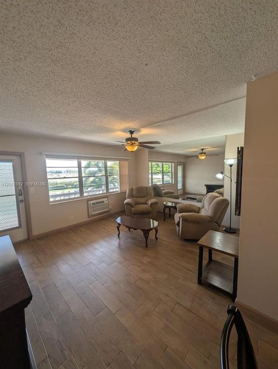 For Sale: $120,000 (1 beds, 1 baths, 702 Square Feet)