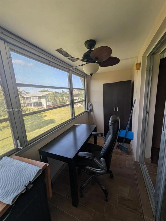 For Sale: $120,000 (1 beds, 1 baths, 702 Square Feet)