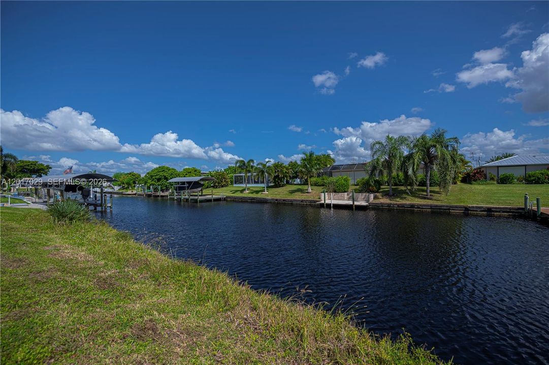 Wide canal for easy navigation