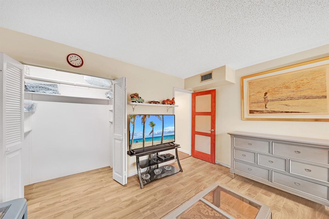 14 Guest Bedroom (3)