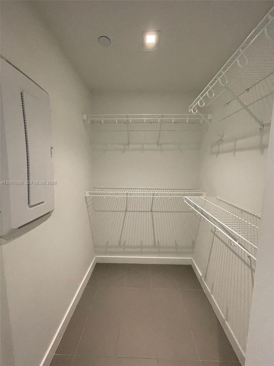 For Sale: $505,000 (1 beds, 1 baths, 867 Square Feet)