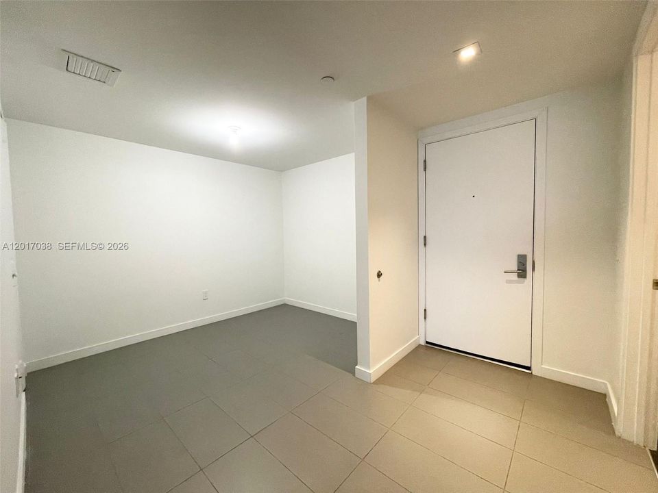 For Sale: $505,000 (1 beds, 1 baths, 867 Square Feet)