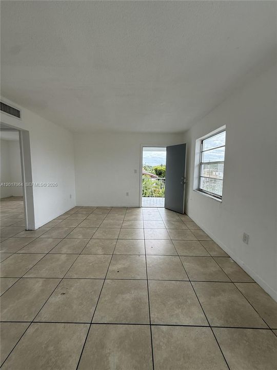 Activo con contrato: $2,195 (2 camas, 1 baños, 900 Pies cuadrados)