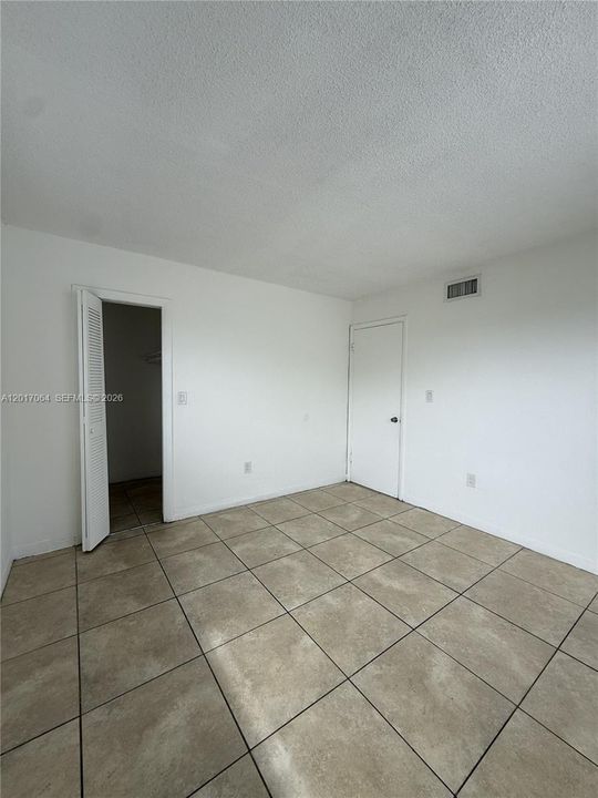 Activo con contrato: $2,195 (2 camas, 1 baños, 900 Pies cuadrados)