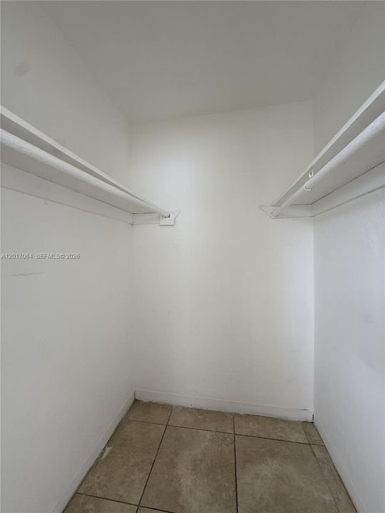 Activo con contrato: $2,195 (2 camas, 1 baños, 900 Pies cuadrados)