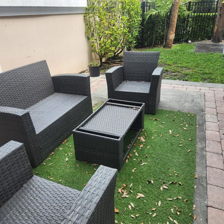 Activo con contrato: $4,100 (3 camas, 2 baños, 2112 Pies cuadrados)