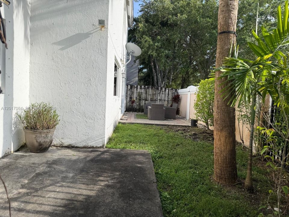 Activo con contrato: $4,100 (3 camas, 2 baños, 2112 Pies cuadrados)