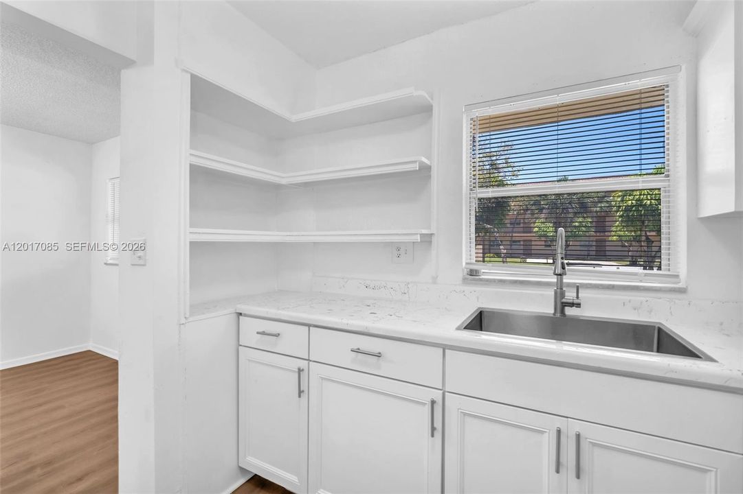For Sale: $99,000 (1 beds, 1 baths, 624 Square Feet)