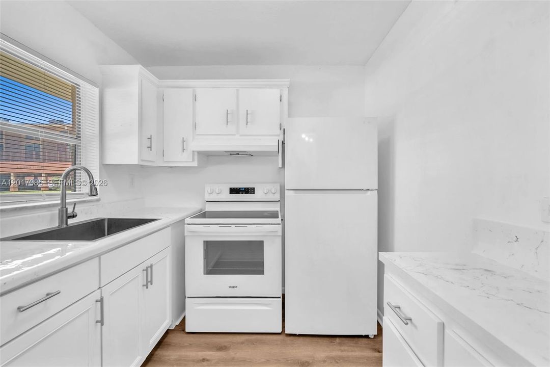 For Sale: $99,000 (1 beds, 1 baths, 624 Square Feet)