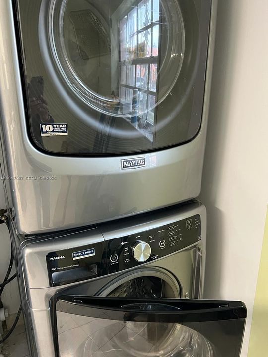 Activo con contrato: $2,900 (3 camas, 2 baños, 1490 Pies cuadrados)