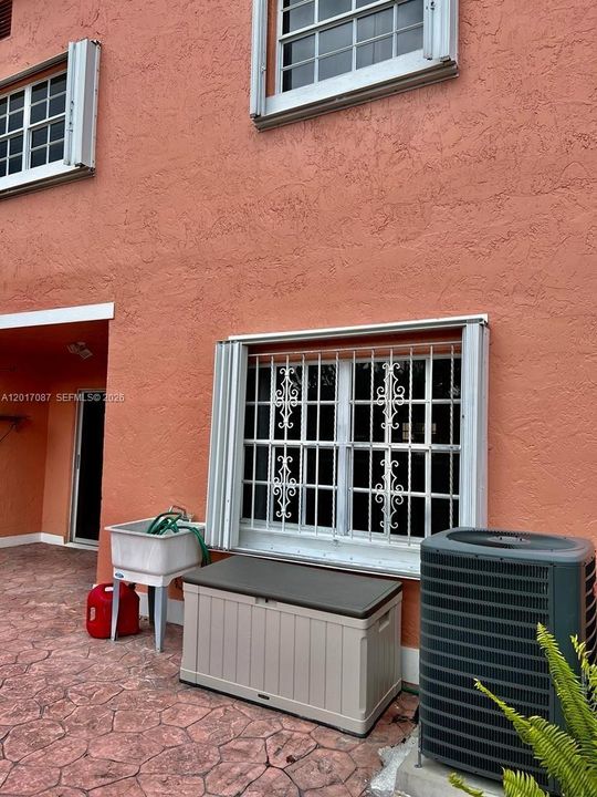 Activo con contrato: $2,900 (3 camas, 2 baños, 1490 Pies cuadrados)