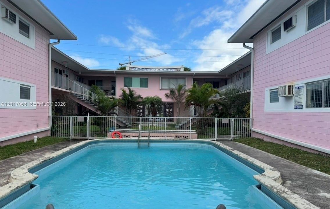 For Sale: $250,000 (1 beds, 1 baths, 741 Square Feet)