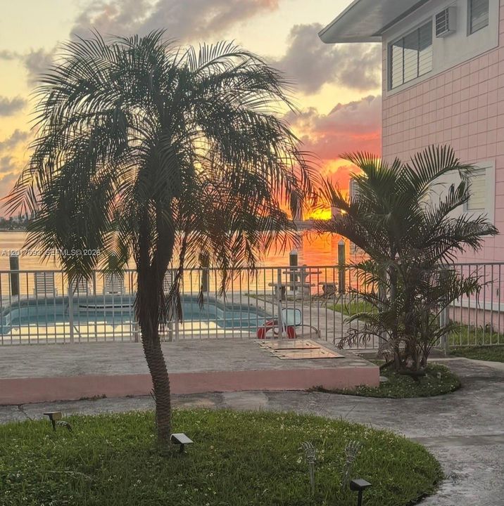 For Sale: $250,000 (1 beds, 1 baths, 741 Square Feet)