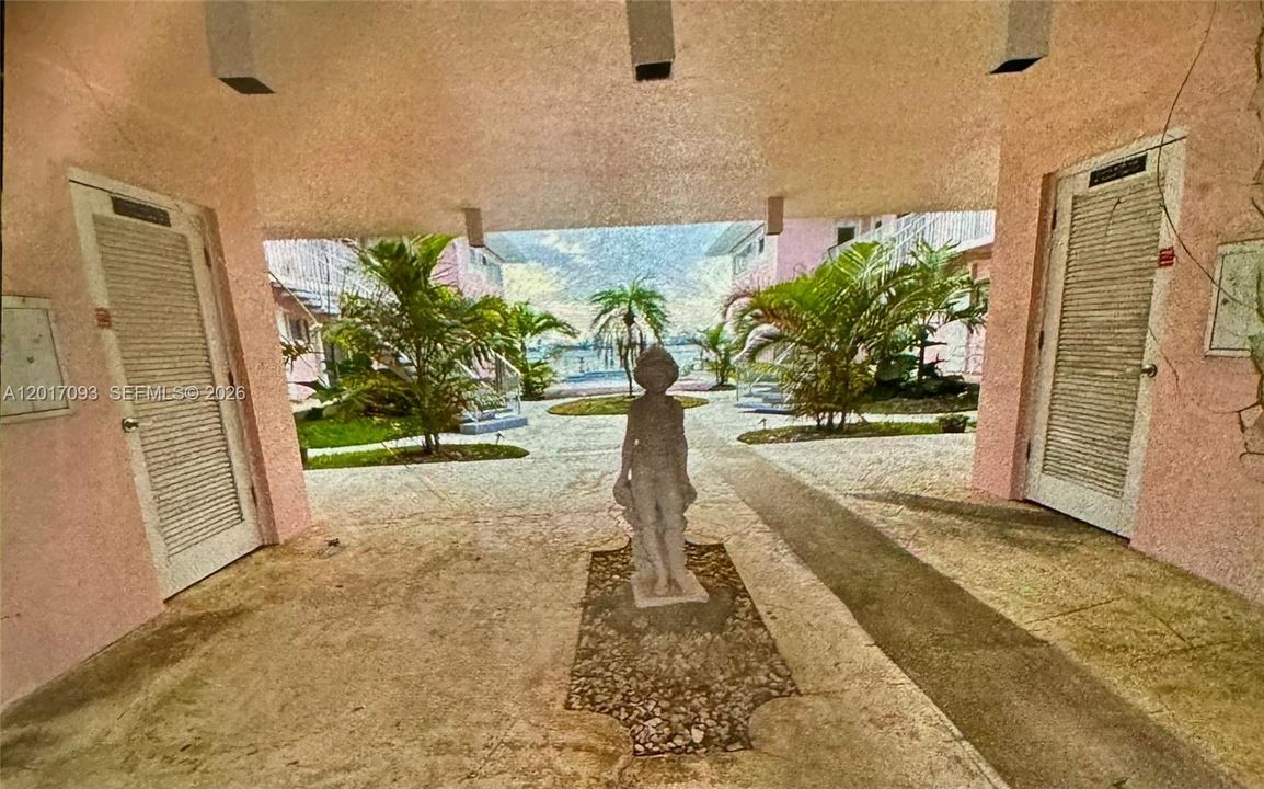 For Sale: $250,000 (1 beds, 1 baths, 741 Square Feet)