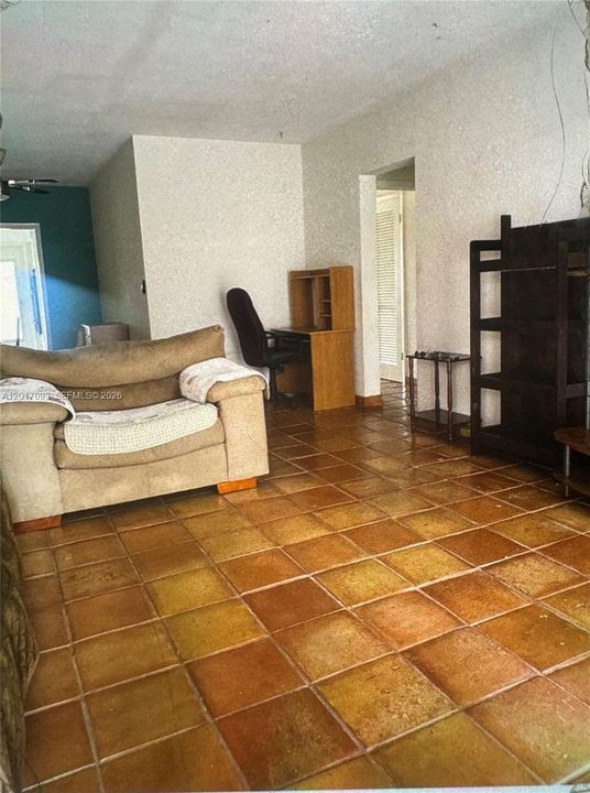 For Sale: $250,000 (1 beds, 1 baths, 741 Square Feet)