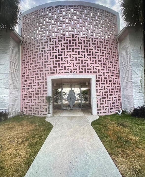 For Sale: $250,000 (1 beds, 1 baths, 741 Square Feet)