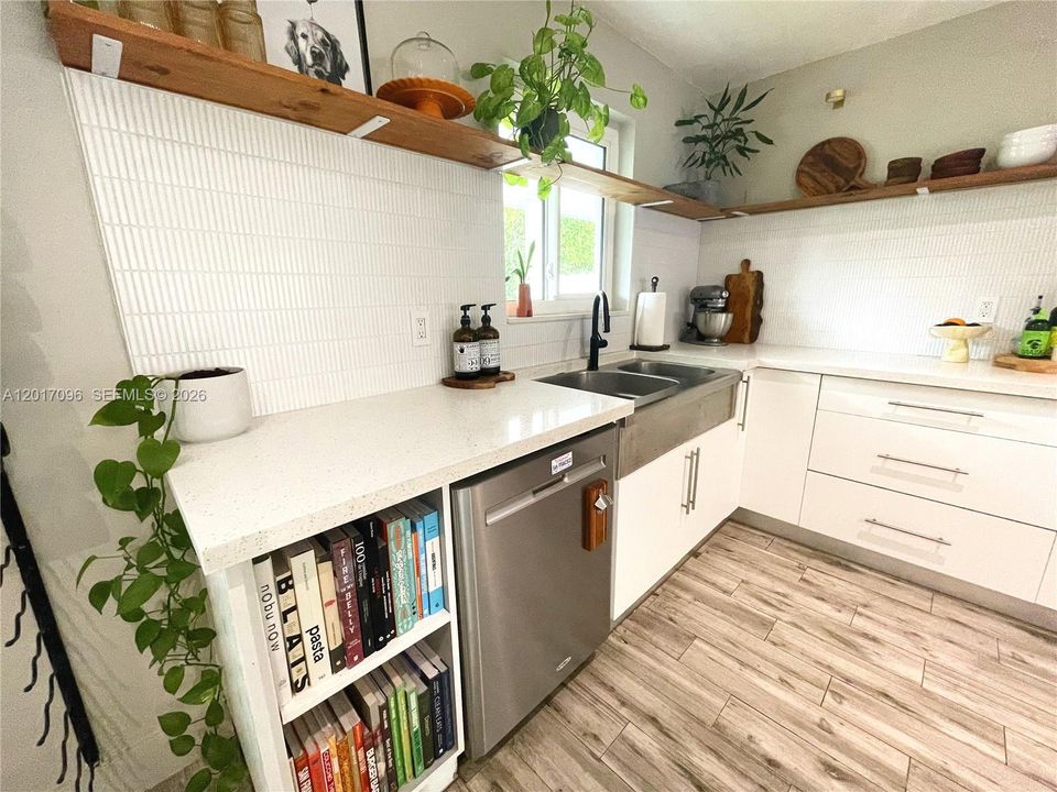 Activo con contrato: $742,999 (2 camas, 2 baños, 1323 Pies cuadrados)