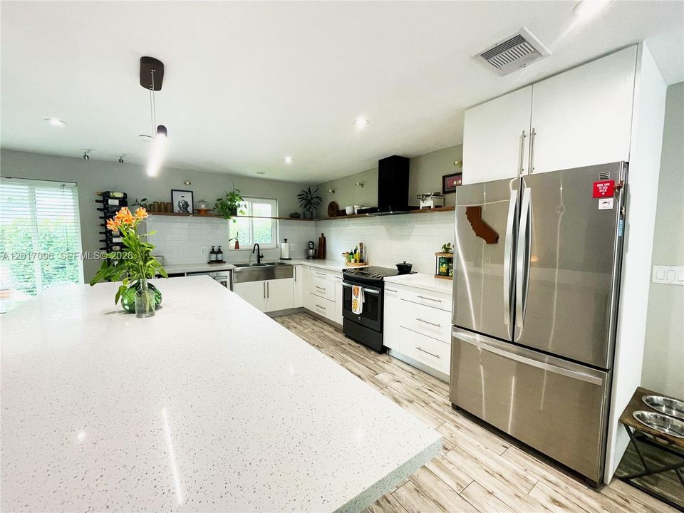 Activo con contrato: $742,999 (2 camas, 2 baños, 1323 Pies cuadrados)