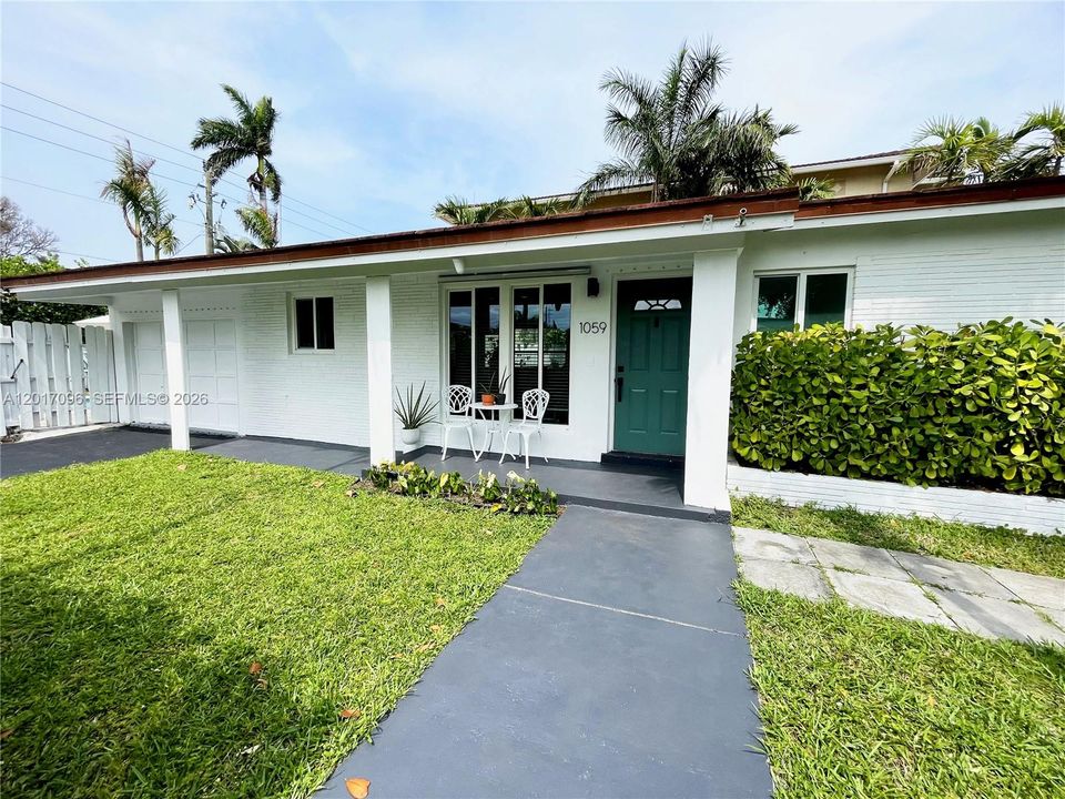 Activo con contrato: $742,999 (2 camas, 2 baños, 1323 Pies cuadrados)
