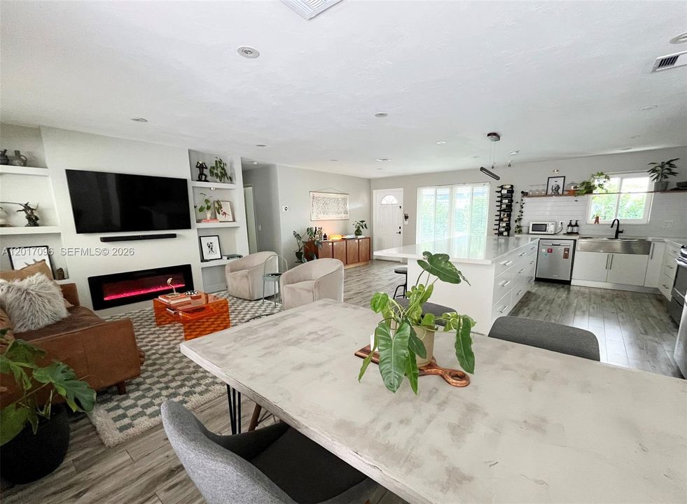 Activo con contrato: $742,999 (2 camas, 2 baños, 1323 Pies cuadrados)