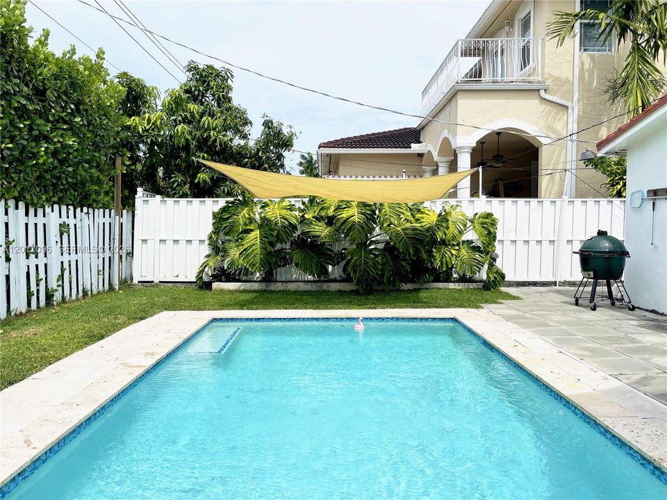 Activo con contrato: $742,999 (2 camas, 2 baños, 1323 Pies cuadrados)